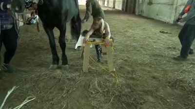 Маша из России занимающаяся зоофилией в конюшне развлекает животное